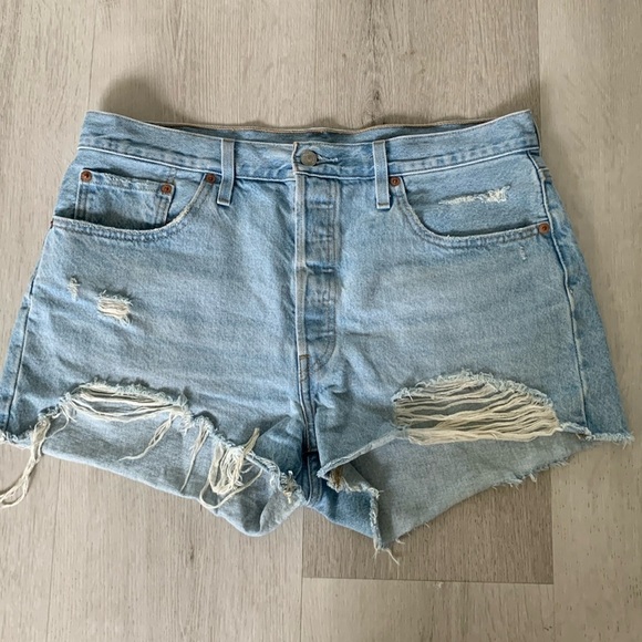 Women’s frayed Levis 501 Jean‎ shorts size W33 light Wash buttons fly distressed - Picture 1 of 9